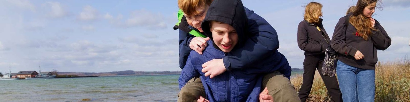 Skoleelever på udflugt på stranden ved Slipshavn